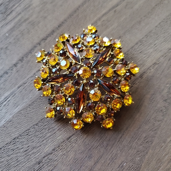 Vintage Flower Brooch - Picture 5 of 17